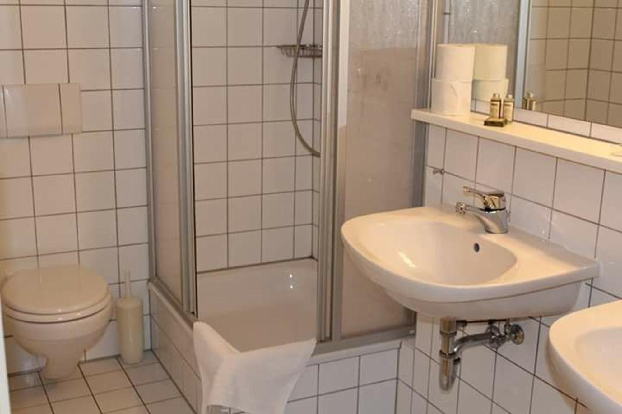 Hotel Cafe Rhoenperle باد نيوشتاد أن دير سال المظهر الخارجي الصورة